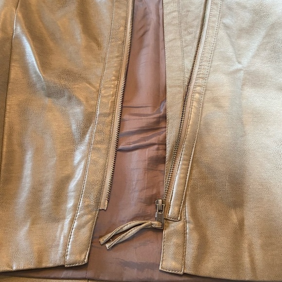 Tinsel Denim Couture faux leather skirt. Zipper front w/ fringe pull. Taupe mini - Picture 3 of 7